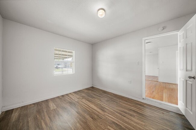 Building Photo - 10506 Barada St