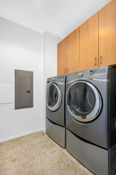 Building Photo - 176 E Illinois St