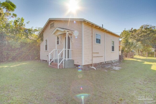 Building Photo - 618 N B St