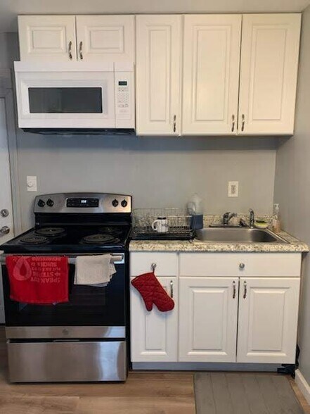 Kitchen - 37 Drew Ave
