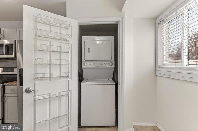 Building Photo - 1407 N Van Dorn St