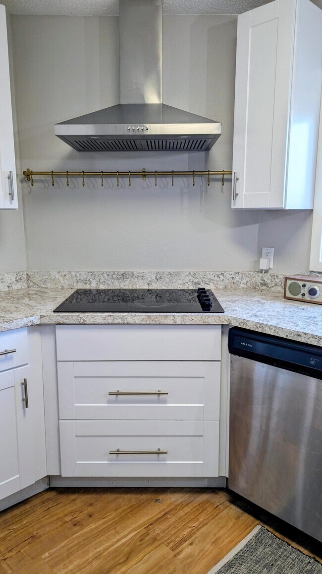 Building Photo - 1213 1st Ave NE