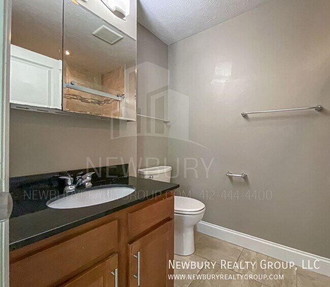 Building Photo - 147 Banksville Pl