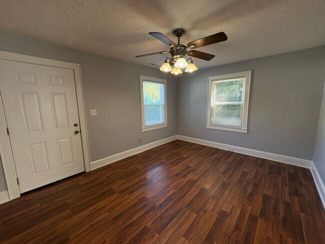 Building Photo - Charming 2 Bedroom home in Ashley Park