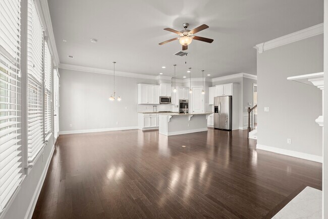 Building Photo - Townhouse - 4 Beds - 4 Bath