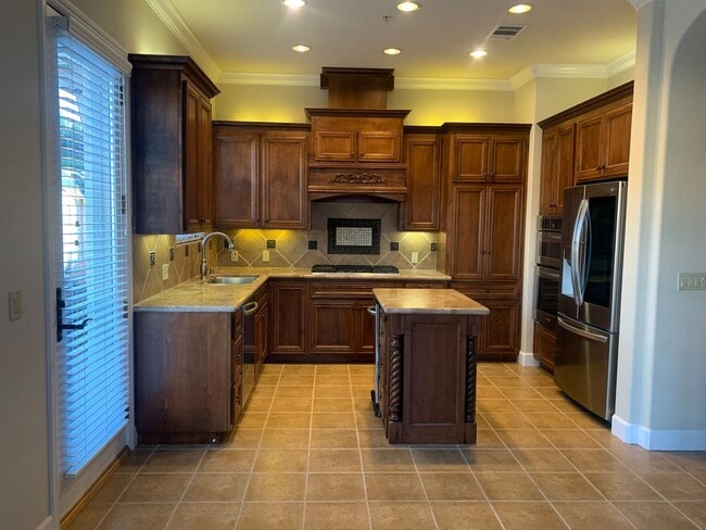 Building Photo - Luxurious Belvedere Condo Available Now!