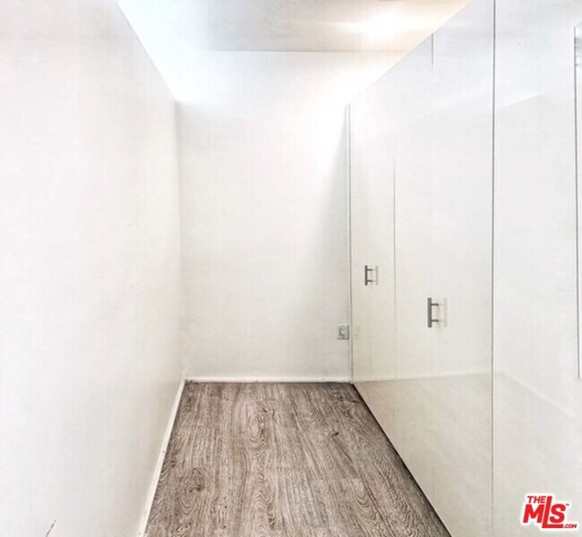 Building Photo - 1038 S Mariposa Ave