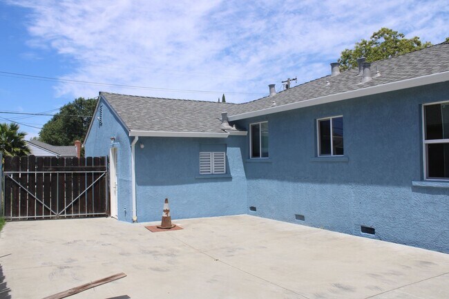 Building Photo - Ready for Move In! Three Bedroom, 1 1/2 Bathroom House with 2 Garages and Side Yard Access in Pit...