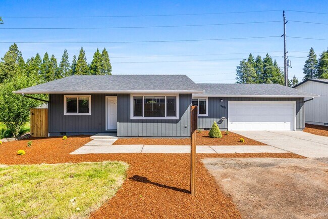 Primary Photo - Beautifully Renovated 3-Bedroom Home in Qu...