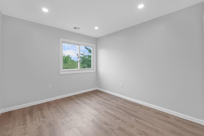 Building Photo - 206 St Michaels Walk