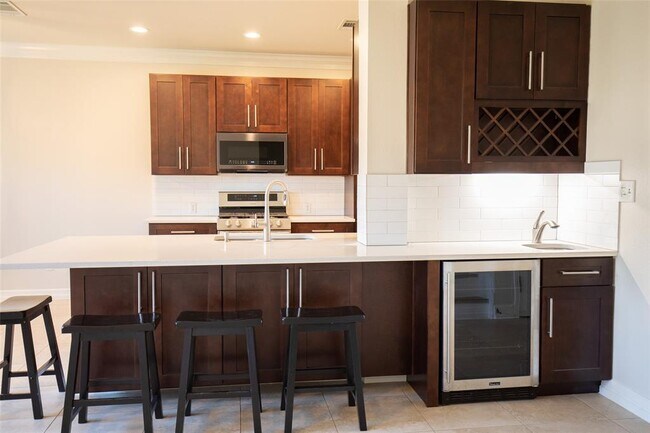 Building Photo - 9512 Bromsgrove Dr