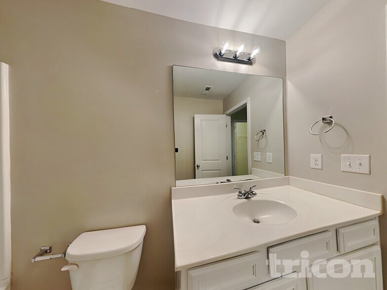 Building Photo - 4118 Lindbergh Wy