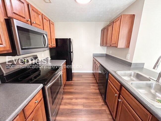 Building Photo - 3 Bed/2.5 Bath Town Home with Off-Street Parking / Available Now!