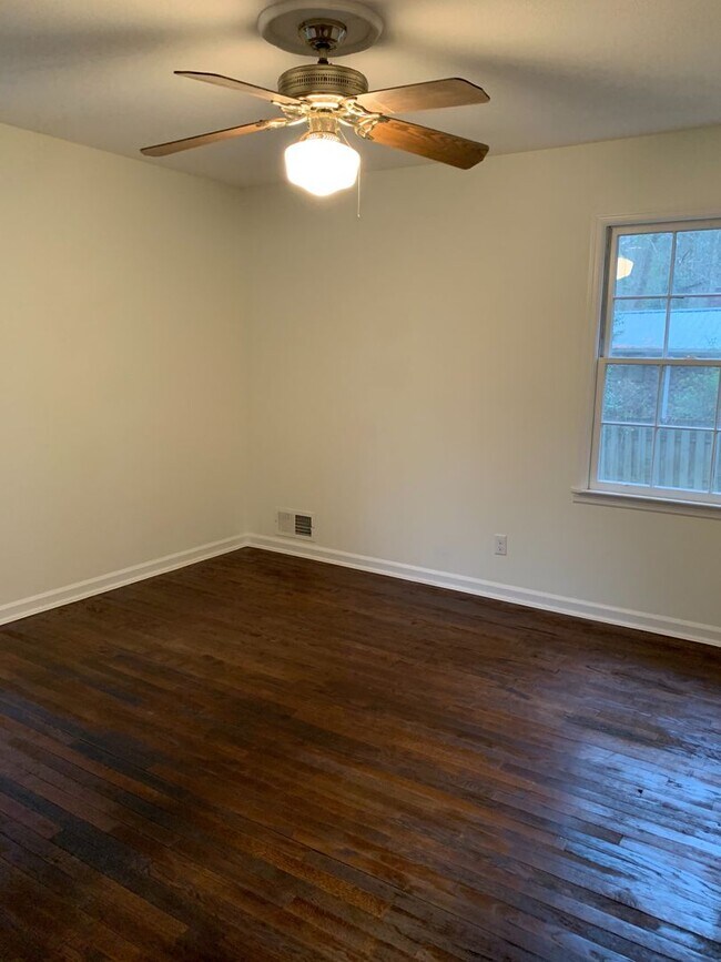 Building Photo - 4 BR 3 BATH in Cedar Creek!