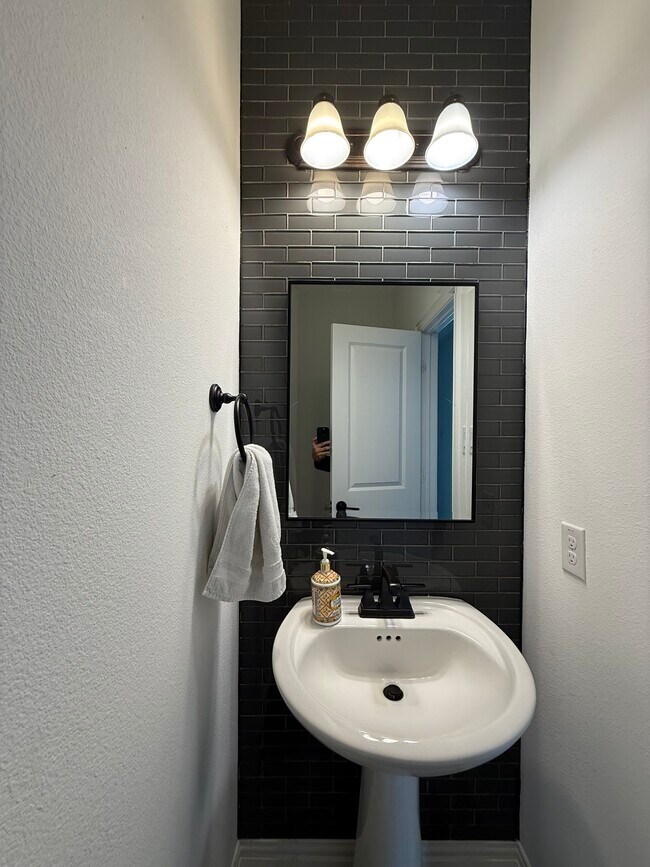 Building Photo - 2832 Fountain Park Dr