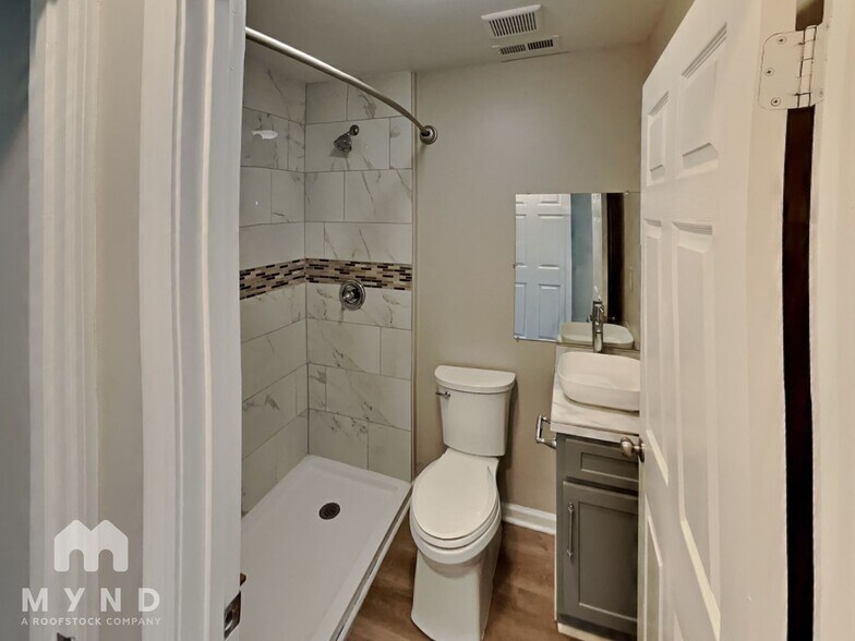 Building Photo - 219 Chattaroy Dr
