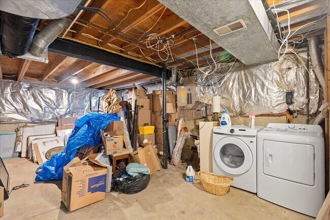 Building Photo - "Luxurious 3-Bed Retreat with Finished Bas...