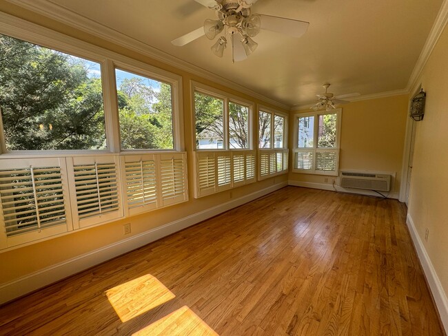 Building Photo - Charming 4 Bed 3.5 Home in Haymount