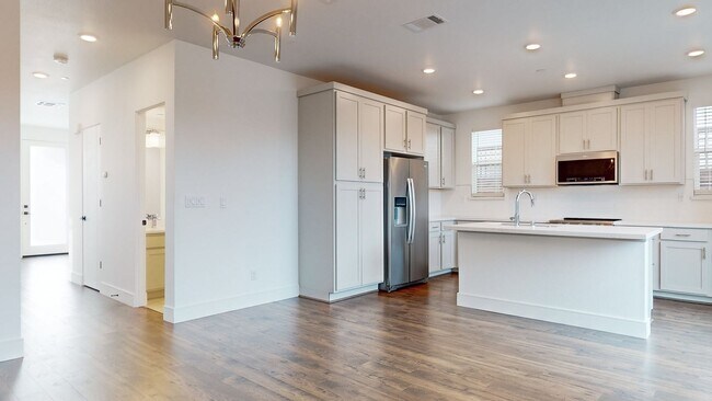 Building Photo - Beautiful and Bright 3 Bedroom 2.5 Bathroom Home with 2 Car Tandem Garage! PG&E Included!