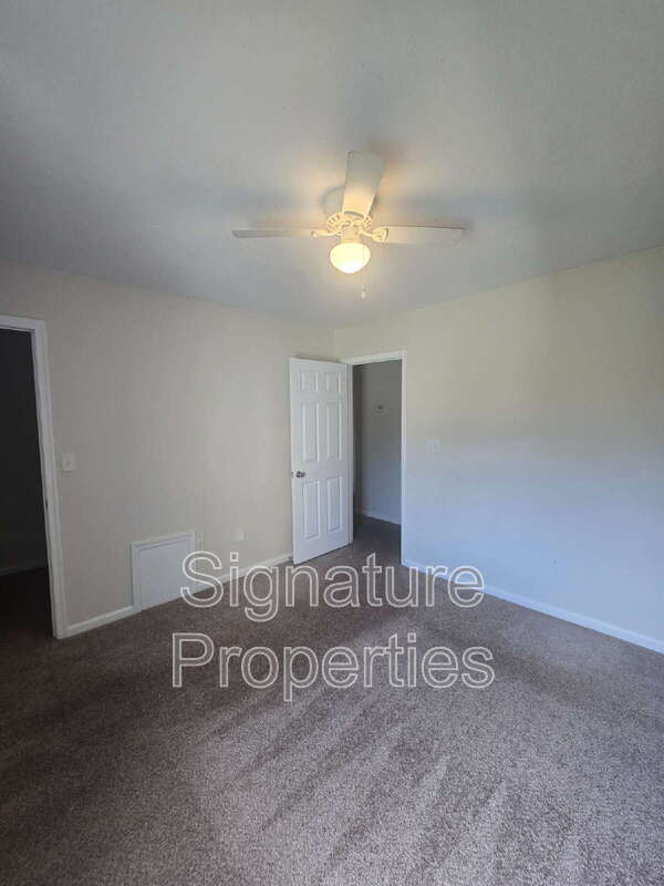 Building Photo - 3831 Buchanan Dr