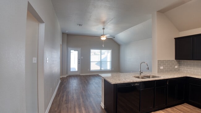 Building Photo - 610 Hollyhock Dr