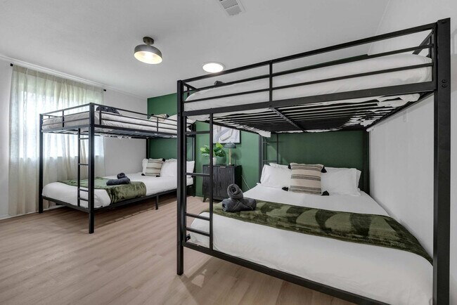 Building Photo - 1901 Cordova Bend