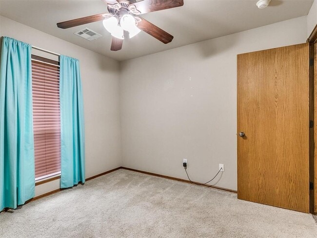 Building Photo - 1001 N Barn Hill Way