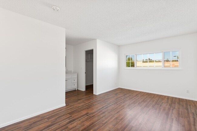 Building Photo - Stunning 4-Bedroom Simi Valley Home with P...