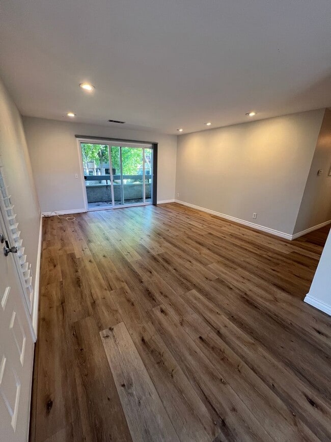 Building Photo - Lovely West Side Ventura Condo