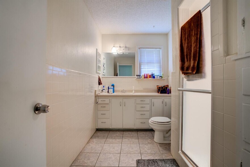 bathroom 1 - 3705 38th St
