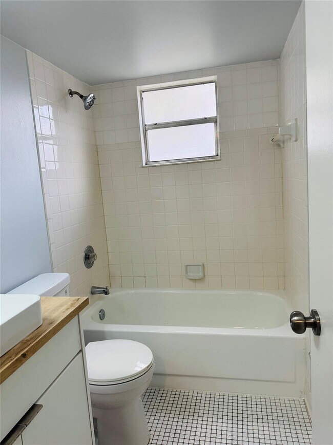 Building Photo - 313 Gardens Dr