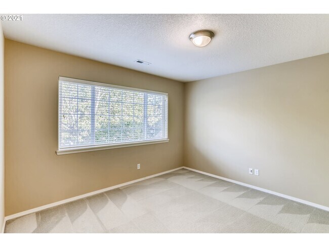 Building Photo - 5683 NE Daventry St