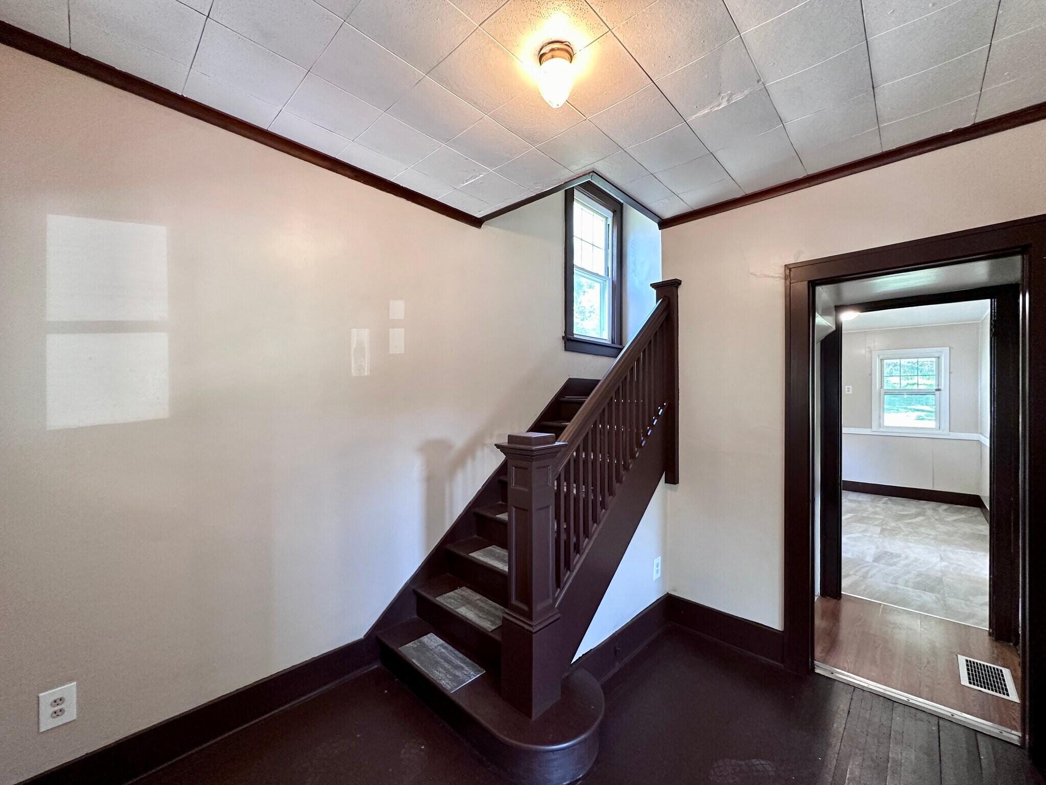 Building Photo - 611 Raymond St