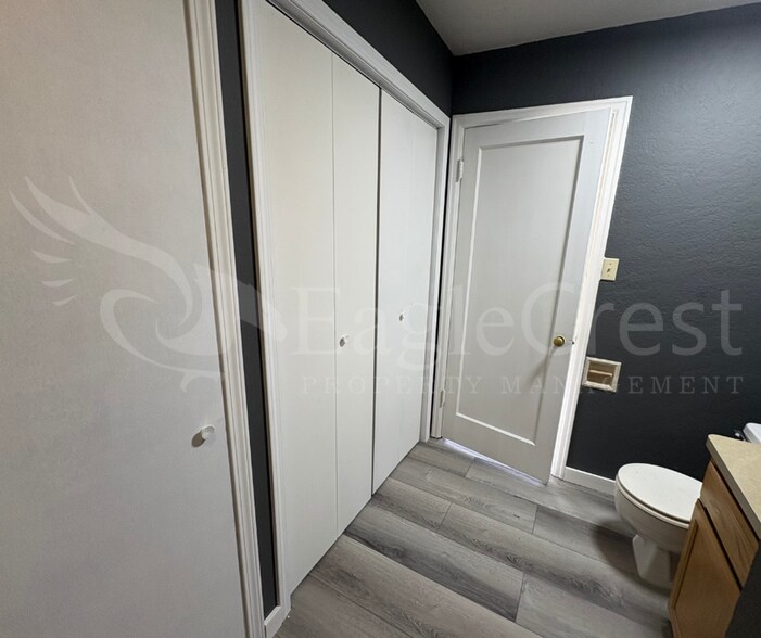 Building Photo - Roseville Lane Apartments