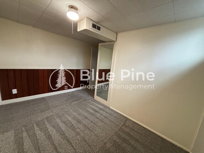 Building Photo - 1058 Mojave St