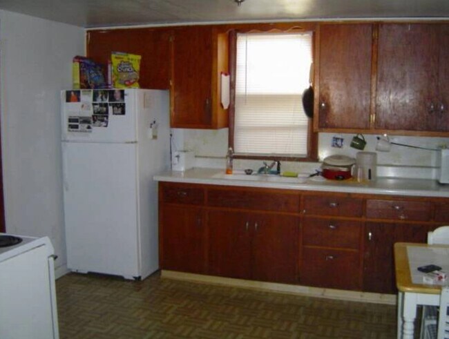 Kitchen - 104 2nd St