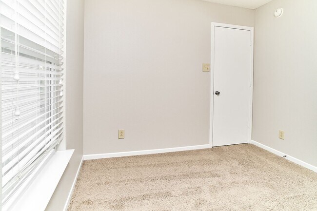 Building Photo - 3 BD + Loft in HSE Schools!