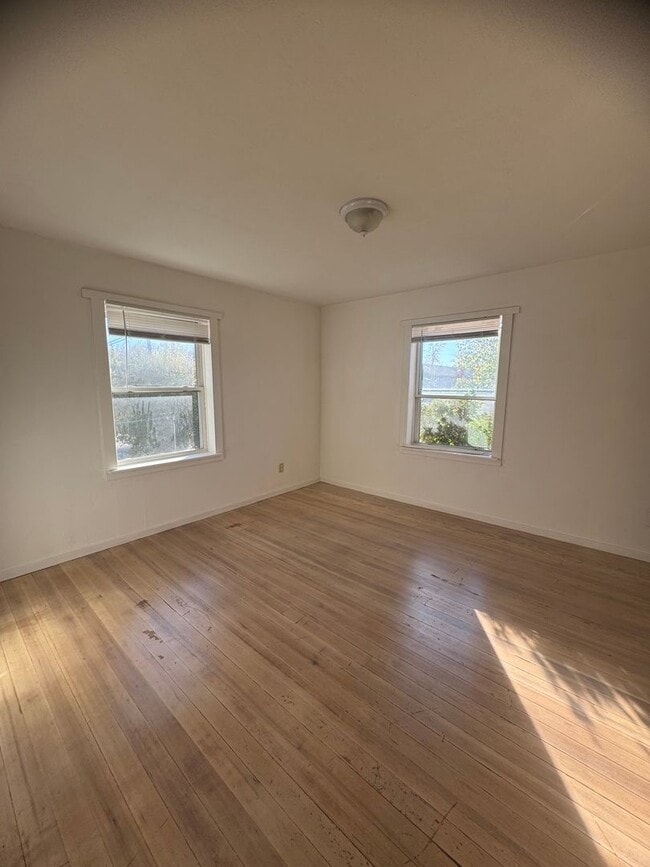 Building Photo - 3/2 Huge Yard and Garage