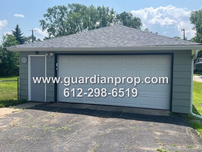 Building Photo - Shoreview House Available September 1st, U...