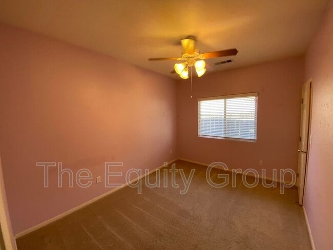 Building Photo - 2643 W Oakridge Ave