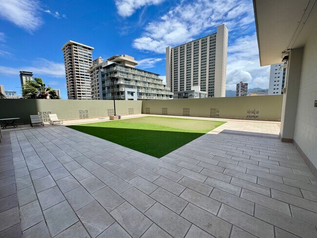 Building Photo - Renovated 1 bedroom with 1 parking at Roya...