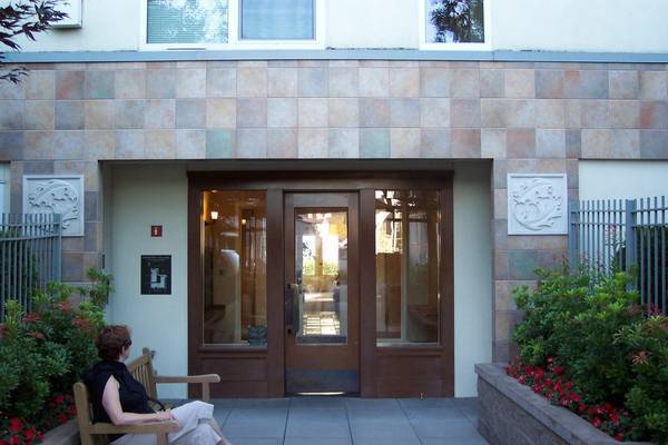 Building Photo - Gorgeous 1-BR + Den, Downtown Kirkland Condo, Steps to the Lake!