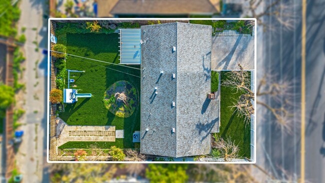 Building Photo - 1415 W Roseburg Ave