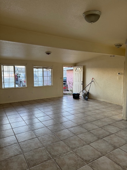 Building Photo - 1385 Riverside Dr