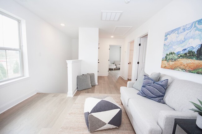 Building Photo - Modern Townhome for Rent!