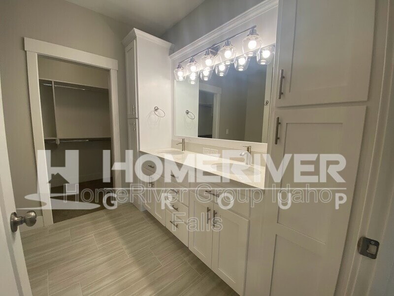 Building Photo - 690 Silvermaple Dr