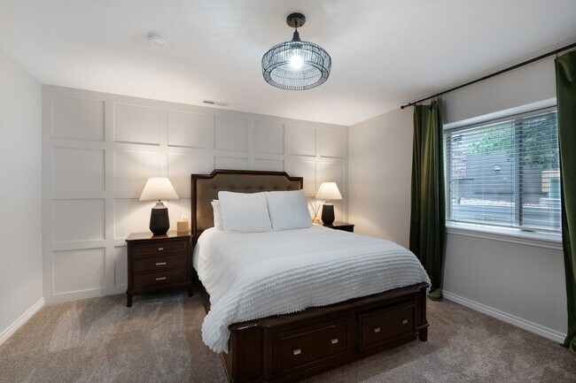 Building Photo - Elegant Mountain-View Retreat in Stone Cro...