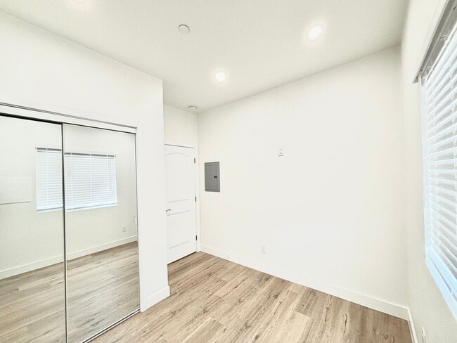 Building Photo - 351H2 - Oxnard | 2 Bed 1 Bath | Newly Reno...
