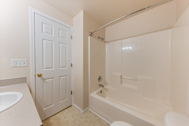 Building Photo - Spacious 3 bedroom Duplex