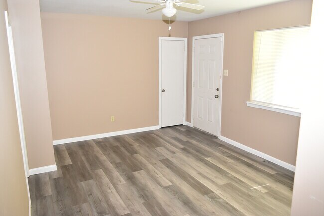 Building Photo - 5700 Palo Alto Dr
